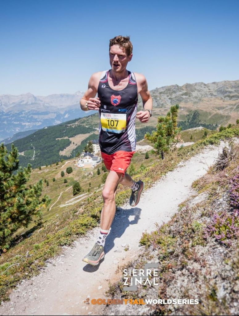 Thomas Fremo løper i sveitsisk fjellandskap